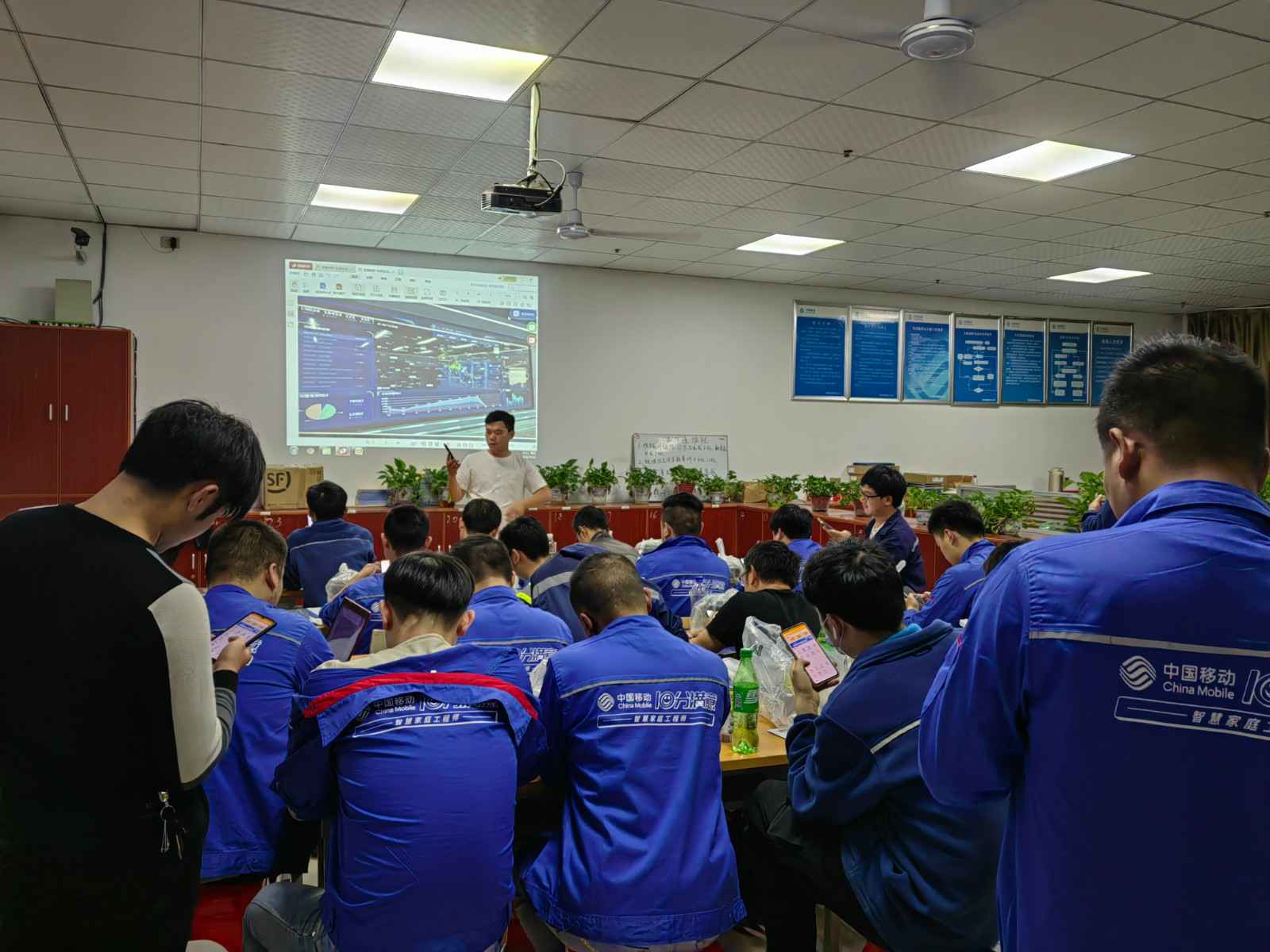 郑州赖瑞摄影服务有限公司为中移铁通有限公司安全用电培训